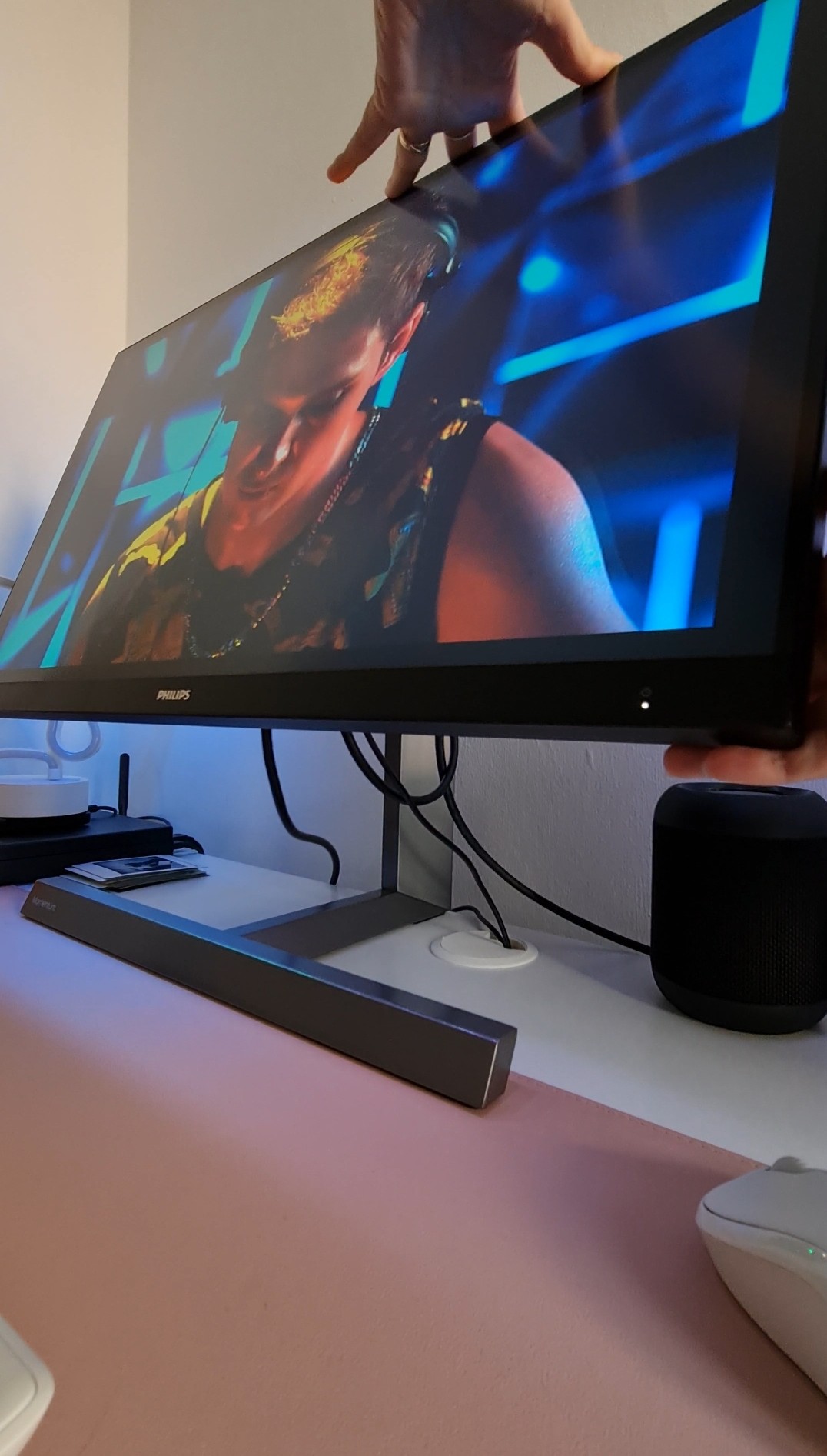 tecnolaura monitor philips ambiglow benessere tecnologico schermo gaming ergonomia